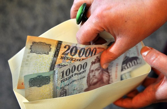 Újabb részletek: mit kapnak a cégek a 200 ezres minimálbérért?