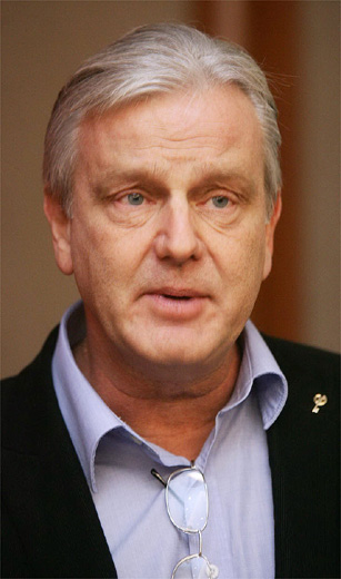 Gyurcsány embere emelné a benzinárakat