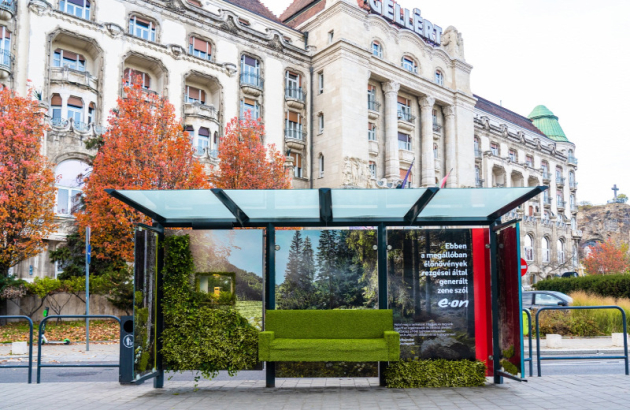 ÉLŐ NÖVÉNYEK REZGÉSEI ÁLTAL KELTETT ZENE SZÓL KÉT BUDAI VILLAMOSMEGÁLLÓBAN