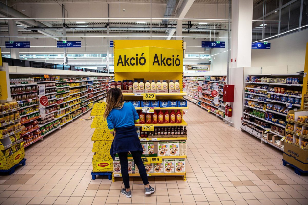 Meghosszabbítja a kormány a kötelező bolti akciózást