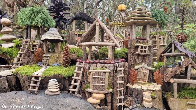 Manófalva épült a Duna-parti ártéri erdőben