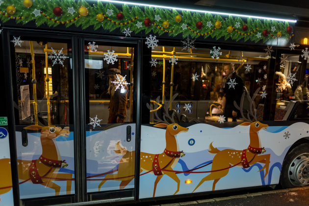 Rénszarvasszánnak álcázott Mikulásbusz közlekedik Szombathelyen