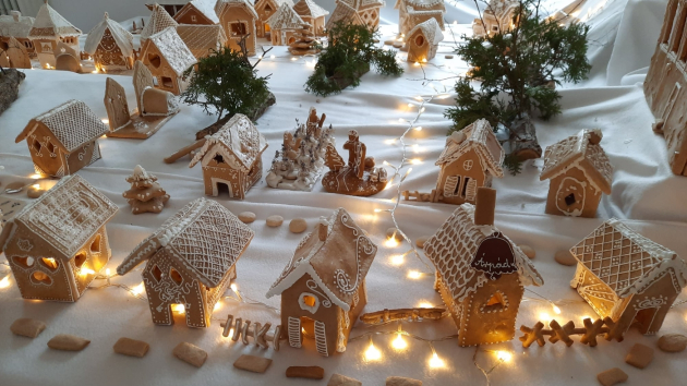 Megnyílt a 200 épületből álló mézeskalácsfalu Geresdlakon