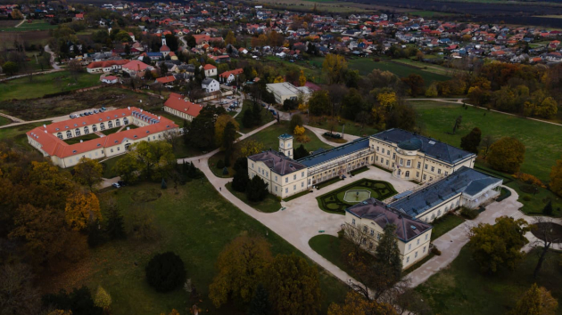 Megújult és új funkcióval bővült a fehérvárcsurgói Károlyi-kastély lovardaépülete