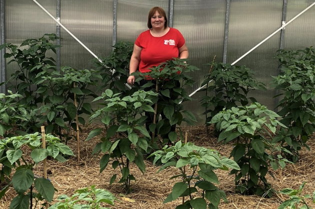 Helyi családokat oktat palántanevelésre a nyúli gazdálkodónő