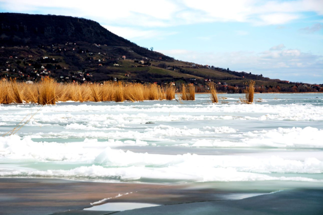 Nem biztonságos a 2-3 centiméteres, vékony jégréteg a Balatonon