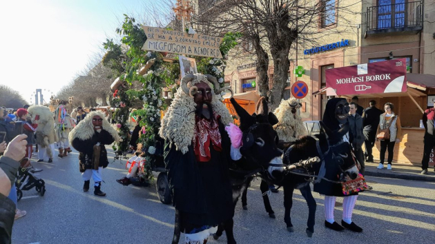 Ellepték Mohácsot a busók, elkezdődött a téltemető fesztivál